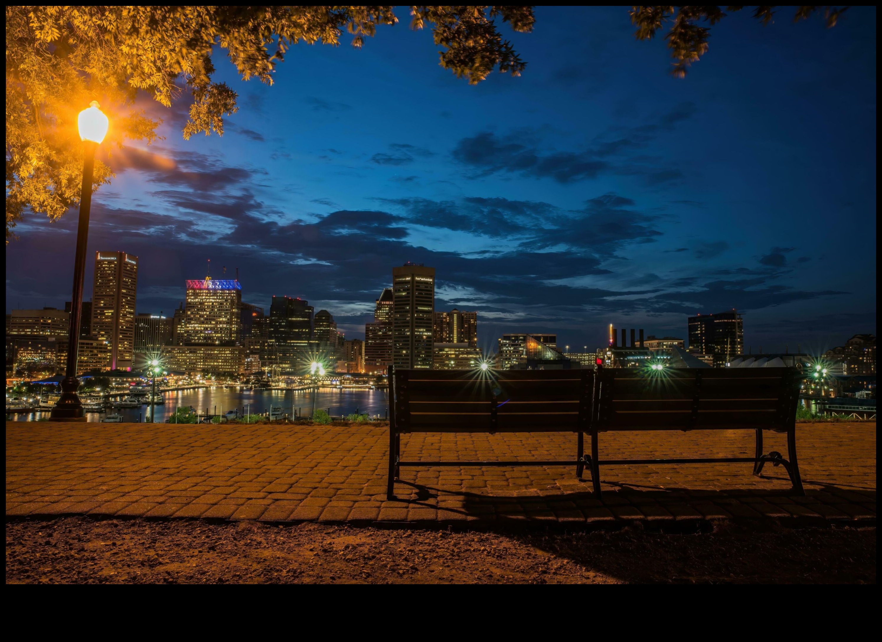 Pilsētas gaismas, modernas naktis: pacelieties pilsētas elegancē