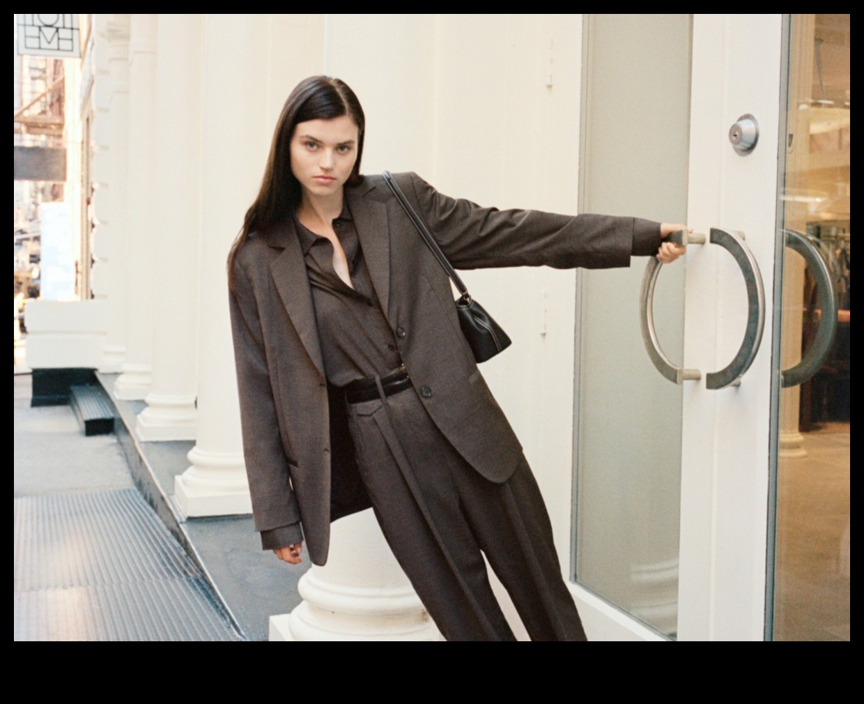 Minimālisma maģija: klasiski tērpi ar nepiespiestu šarmu